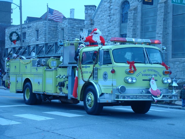 2008 Christmas Parade (Ladder 41)